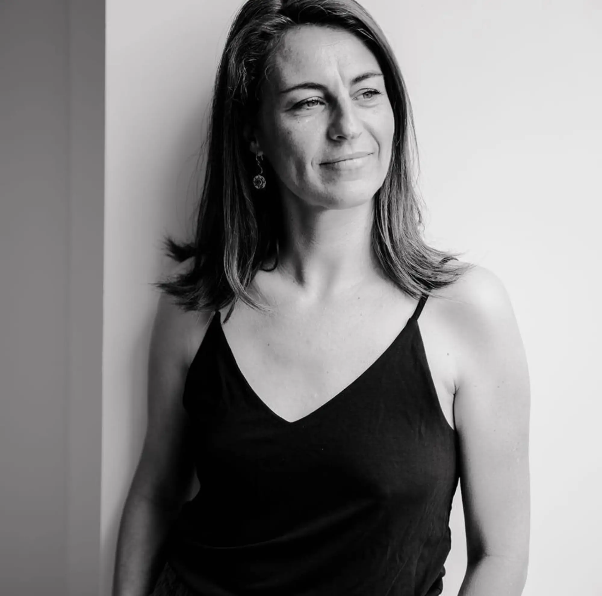 Portrait noir & blanc Julie Favier, réflexes archaïques - sytèmes nerveux à bourg de péage