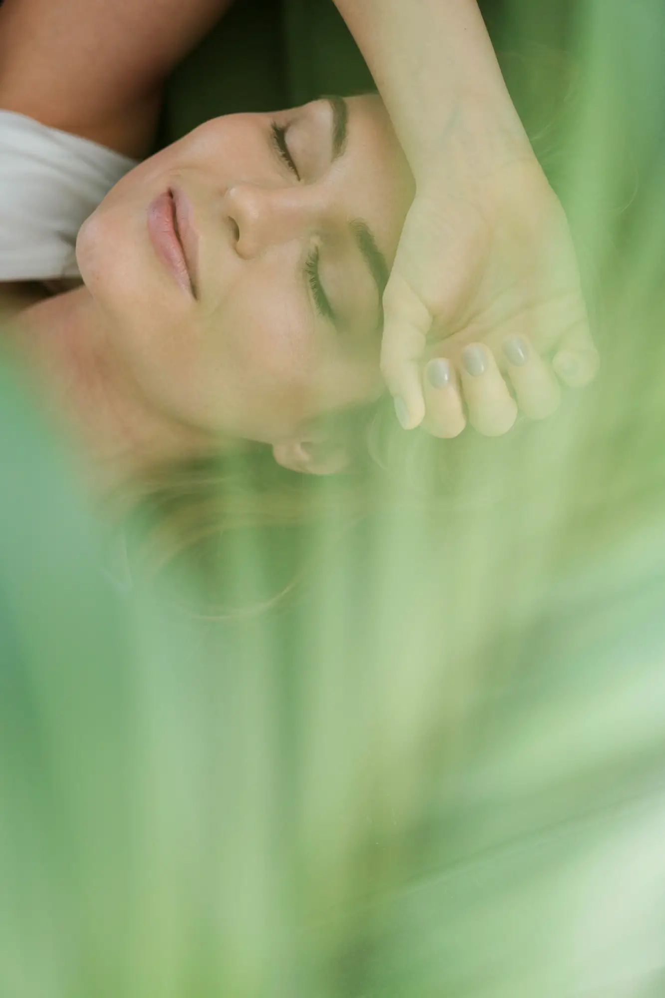 reverie-femme-et-plante-d-interieur-floue